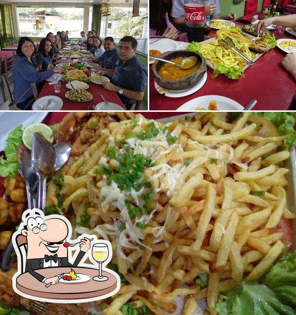 A comida e bebida do restaurante