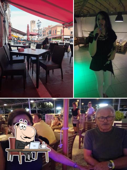 Dai un'occhiata agli interni di Bar Mora