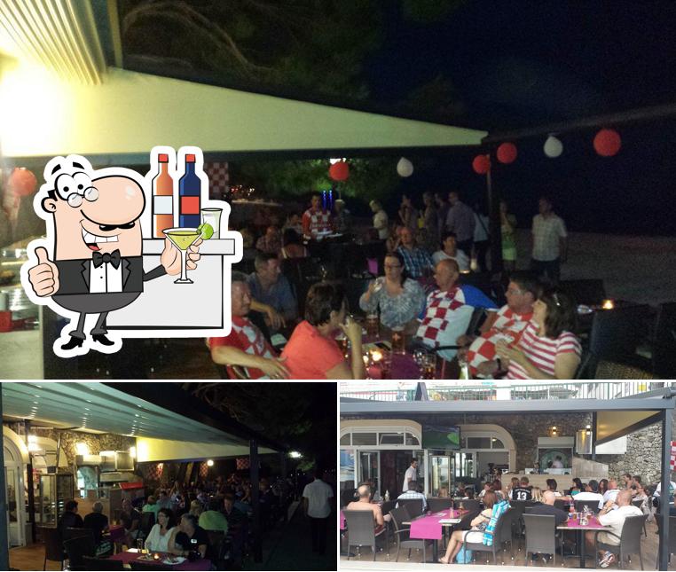 Restoran Plaža si caratterizza per la bancone da bar e interni