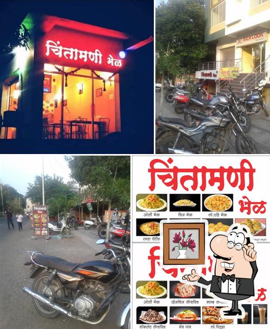 The interior of Chintamani Bhel