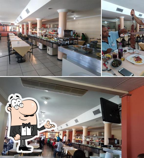 Sente em uma das mesas no Churrascaria Esteio