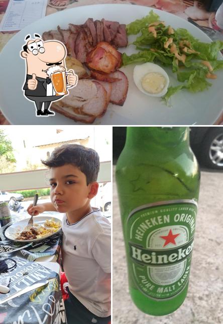 Desfute uma tulipa de cerveja leve ou escura