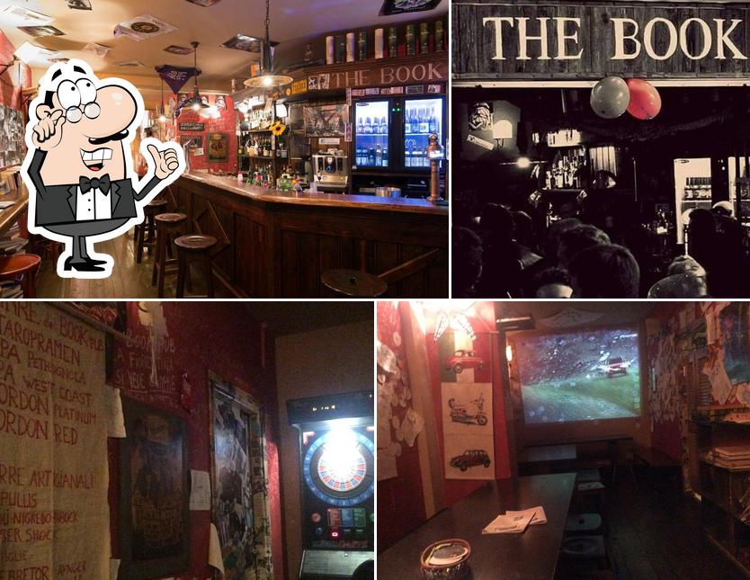 Dai un'occhiata agli interni di The Book Pub
