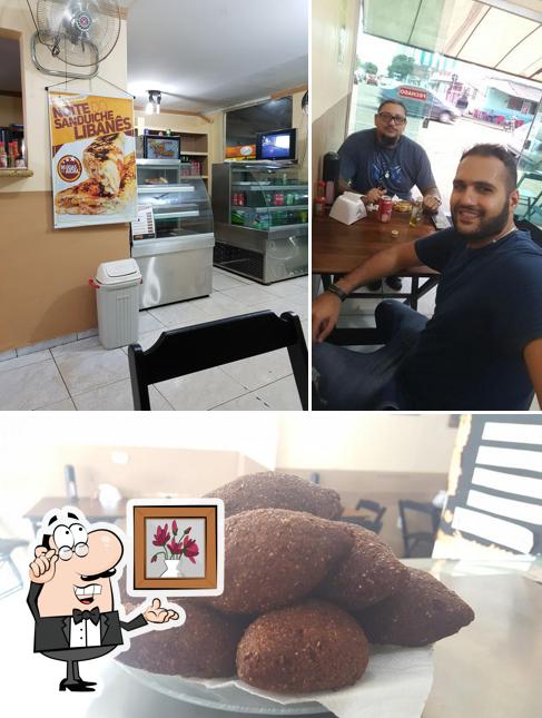 Dê uma olhada a foto ilustrando interior e comida a Delicias De Aicha