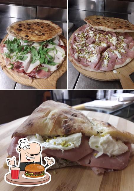 Ordina un hamburger a Pizzeria La Nicchia