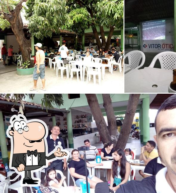 Sente em uma das mesas no Bar O Luciano