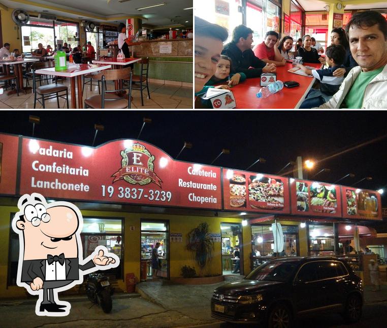 Sente em uma das mesas no Padaria Elite Pães
