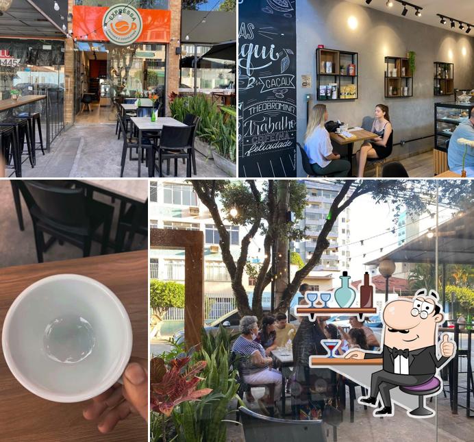 O interior do Expressa Cafeteria e Chocolateria