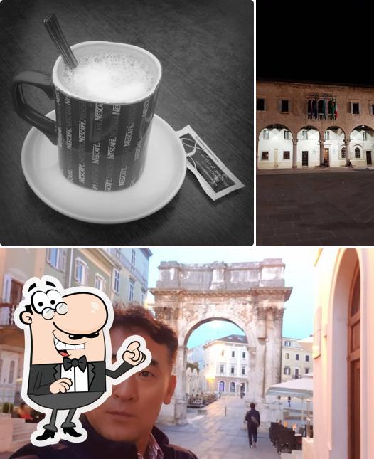 Puoi goderti l'aria fresca dal dehors di caffe bar HUM