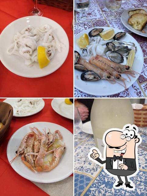Dai un’occhiata alla foto che mostra la interni e cibo di pescheria mare blu