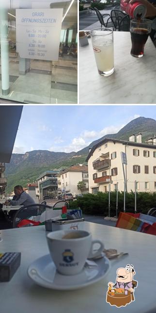 Puoi ordinare un rinfrescante bicchiere di birra chiara o scura