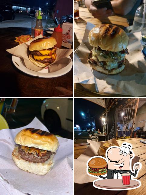 Peça um dos hambúrgueres disponíveis no Bera Gastronomia