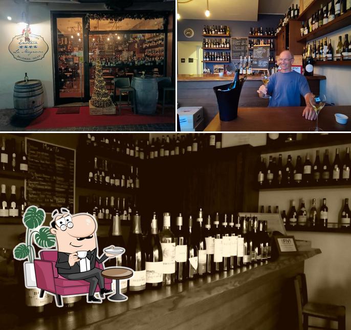 Dai un'occhiata agli interni di Enoteca La Magnum