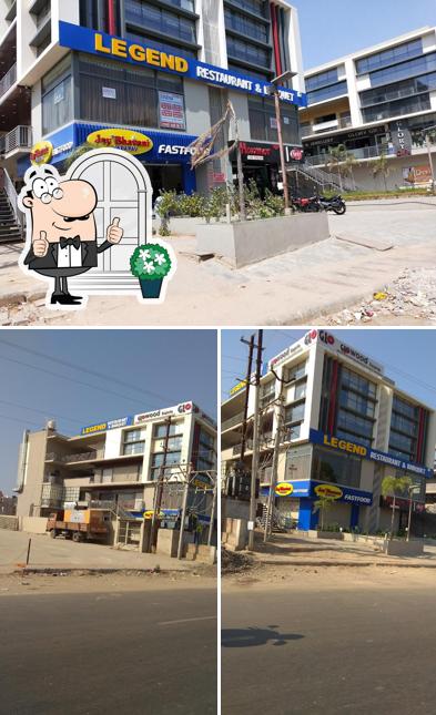 The exterior of Jay Bhavani Vadapav