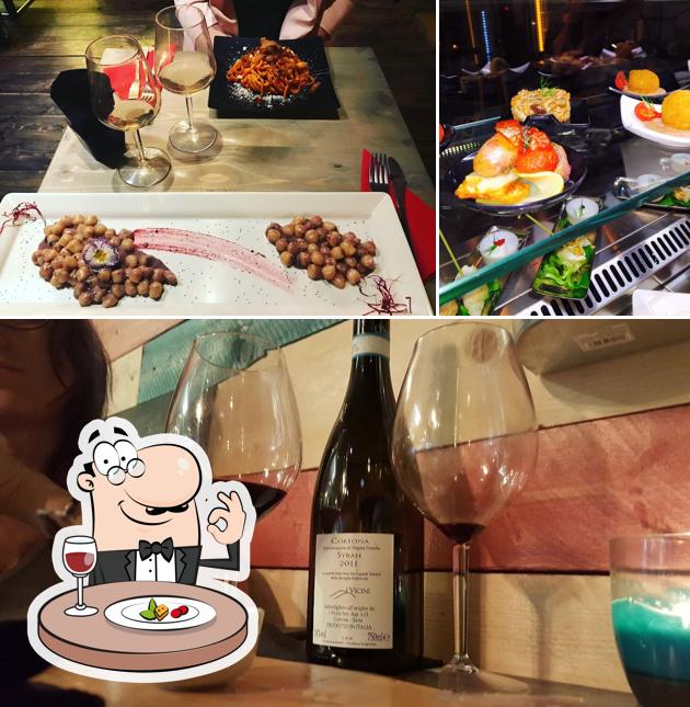 La immagine di cibo e vino da Rest