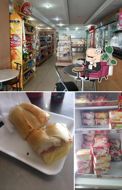 Confira a foto apresentando interior e comida no Pão Italiano