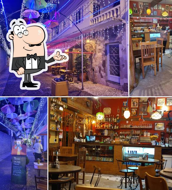 Sente em uma das mesas no Café & Arte Empório