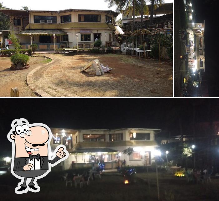 The exterior of Hotel Khana Khajana