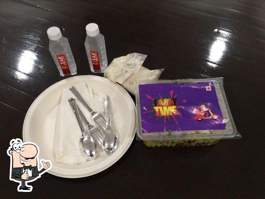 Look at this picture of Partytime