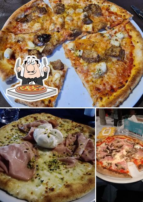 Prenditi una pizza a Sazzari · Traditional Food & Drink