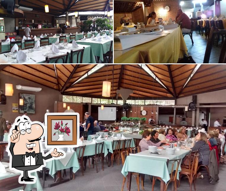 Sente em uma das mesas no Restaurante Palhoça