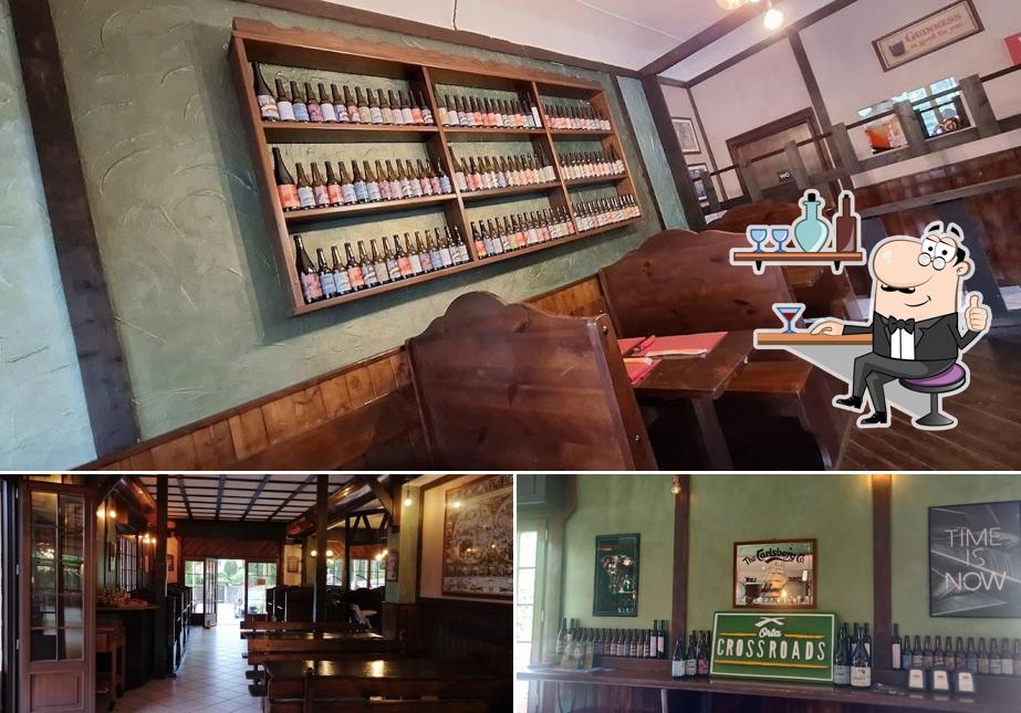 Dai un'occhiata agli interni di Crossroads Pub