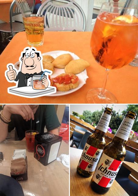 Questa è la foto che presenta la bevanda e tavolo da pranzo di Mirò cafè