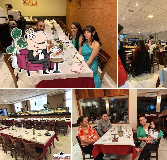 Sente em uma das mesas no Gauchitos Grill