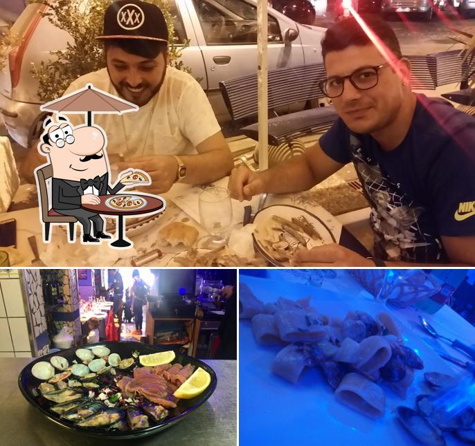 Tra le varie cose da chalet ristorante "Addo Scugnizz" si possono trovare la esterno e tavolo da pranzo