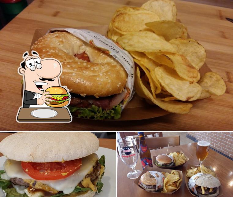 Concediti un bell'hamburger a Pub Attaccati al Fusto