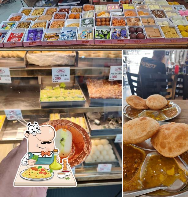 Food at Kalka wale halwai