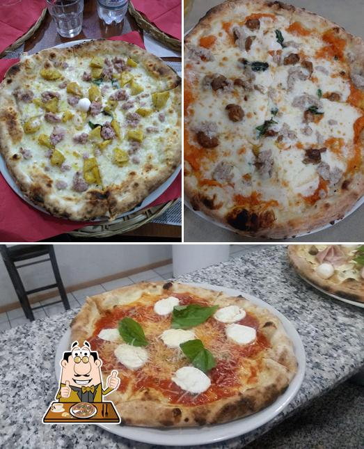 Scegli una pizza a Pizzeria Vecchia Napoli