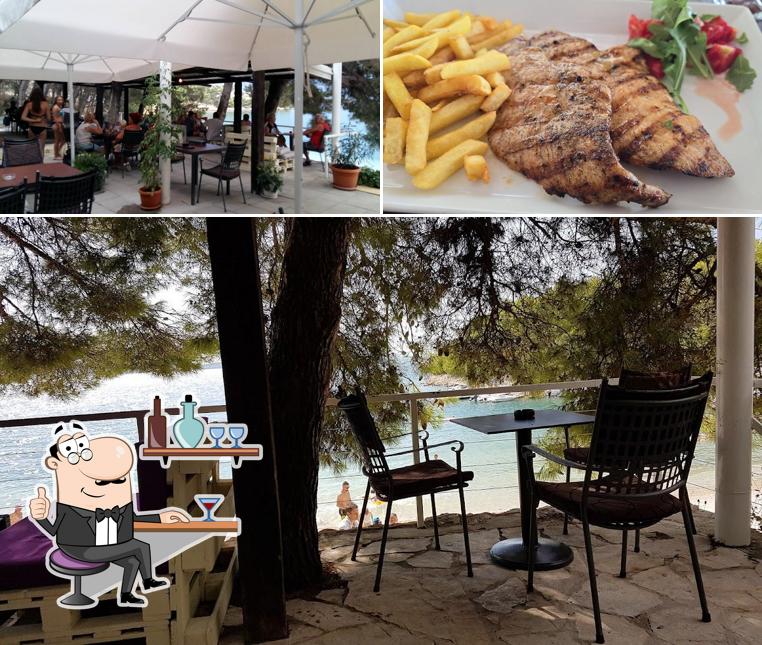 La immagine di interni e cibo da beach bar Rapa Nui