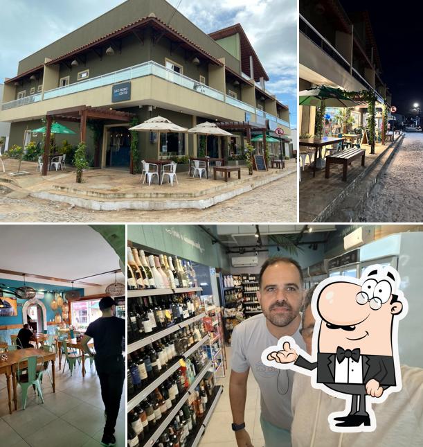 Sente em uma das mesas no Flecheiras Point