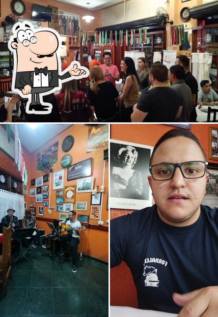 Sente em uma das mesas no Fornalenha Pizzaria