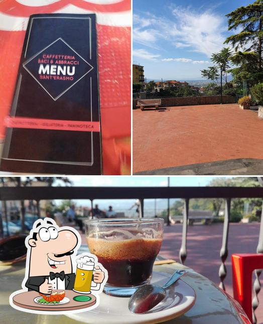 Puoi ordinare un rinfrescante bicchiere di birra chiara o scura