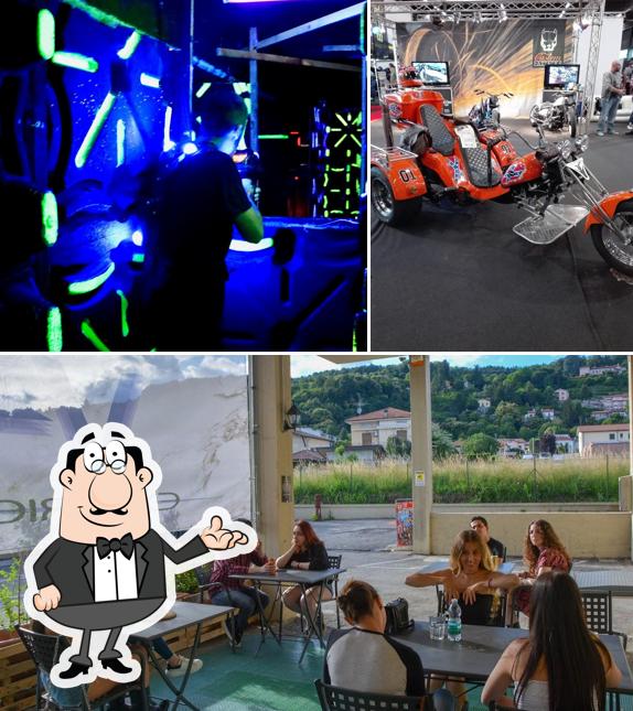 Siediti a un tavolo di Lasergame & Escape Room VR Experience