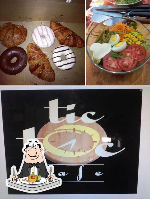 Tic Toc Cafe si caratterizza per la cibo e esterno