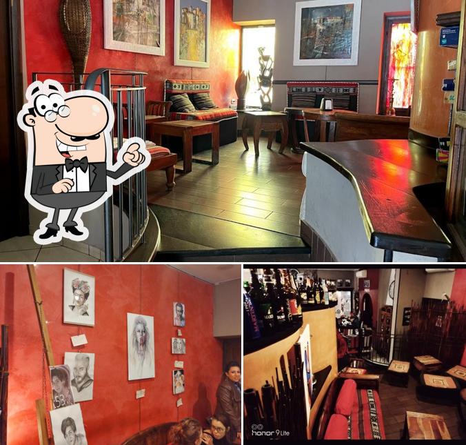 Siediti a un tavolo di Art Cafè Siediti a un tavolo di Art Cafè