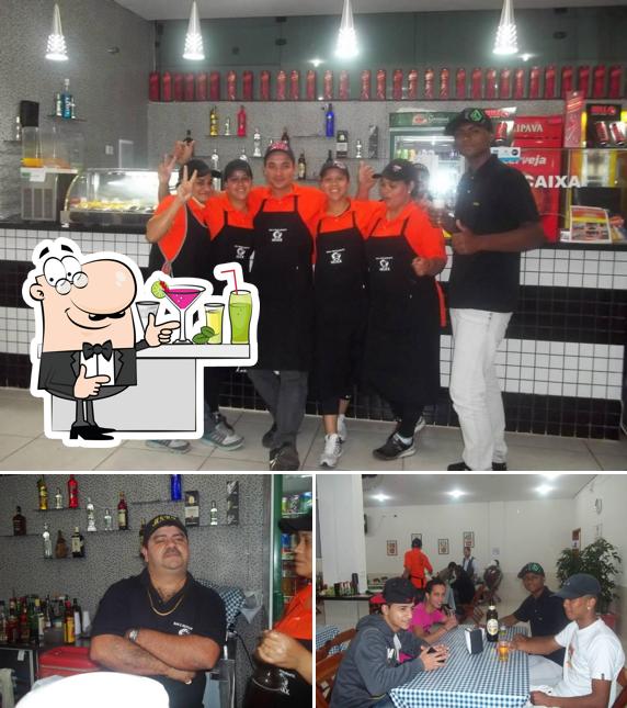 A balcão de bar e interior do restaurante