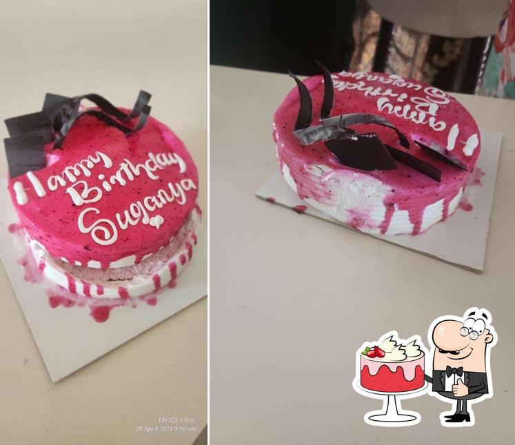 Red velvet cake at Cake N Crush