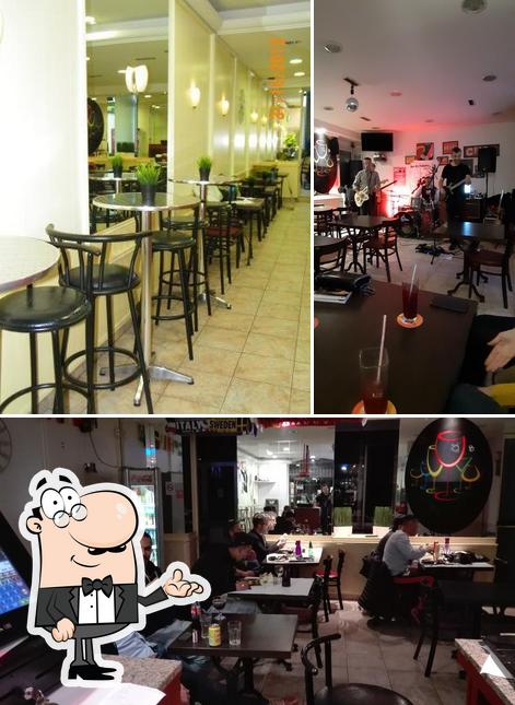 Installez-vous à l'une des tables de Le Mambikas