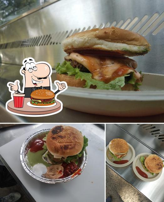 Order a burger at Backbencher's Delight