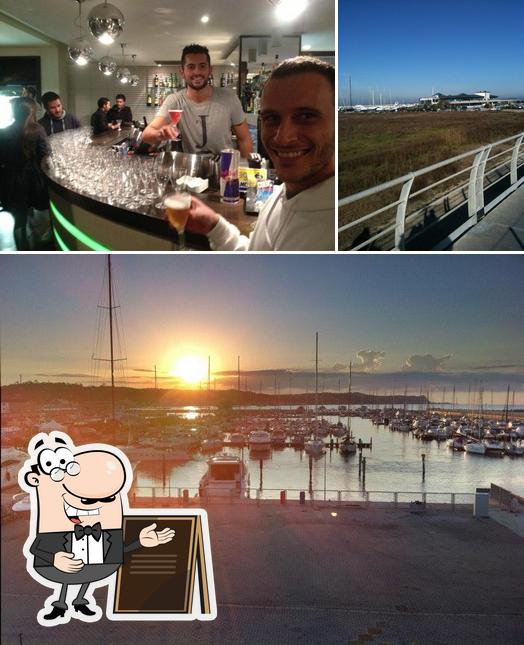 La immagine di esterno e bancone da bar da J Lounge