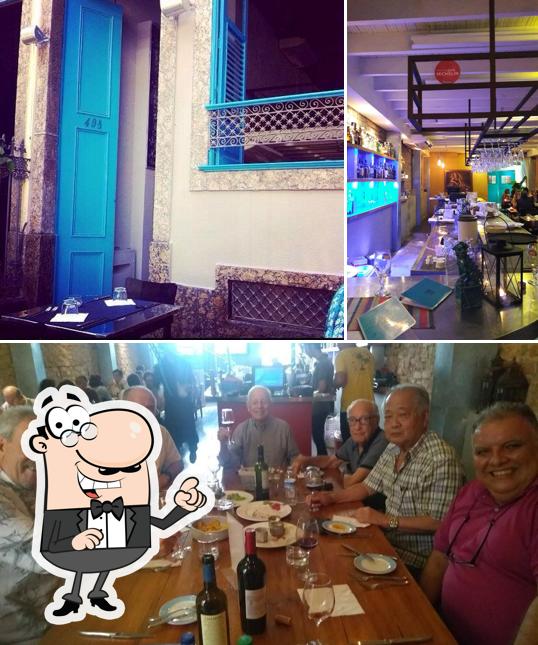 Sente em uma das mesas no La Villa