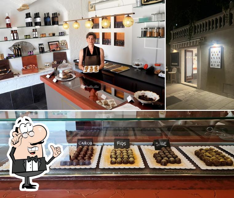 Questa è la immagine che presenta la interni e cibo di At Gamulin's