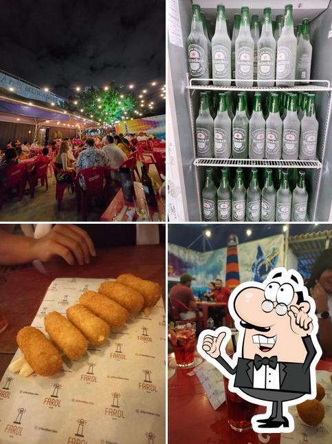 O interior do Farol Bar