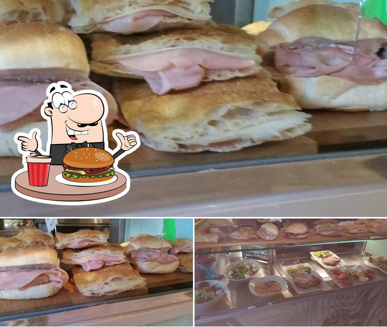 Ordina un hamburger a Caffè Roma