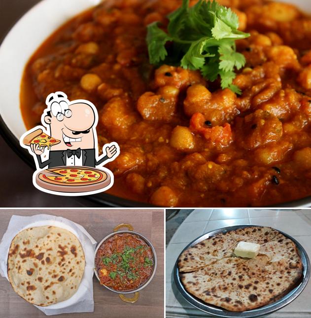 Try out pizza at Chunnu Ka Dhaba