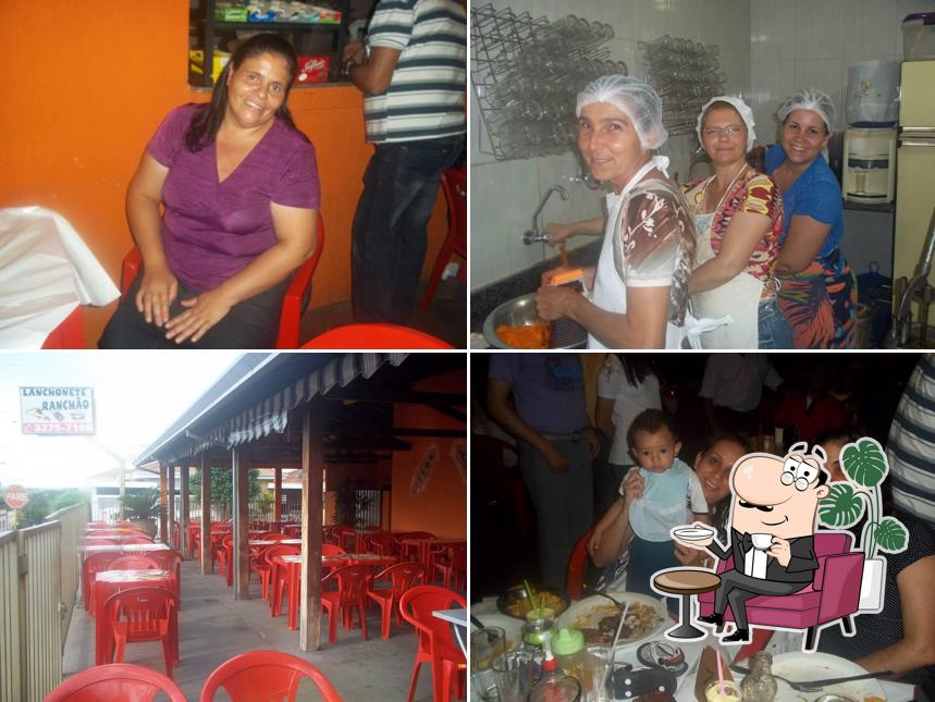 Sente em uma das mesas no Lanchonete Ranchão